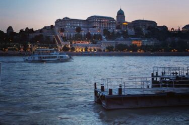 Slika od Strašna nesreća na Dunavu: Hotel-brod pokosio čamac, dvije osobe poginule, traga se za nestalima