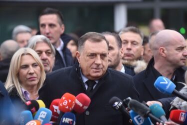 Slika od Sud BiH odbio zahtjev za svjedočenjem Schmidta, Dodik pred novinarima psovao