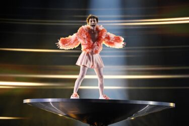 Slika od Švicarac nakon pobjede na Eurosongu razbio statuu, fanovi: ‘Ima Boga. Nije mu bila namijenjena‘