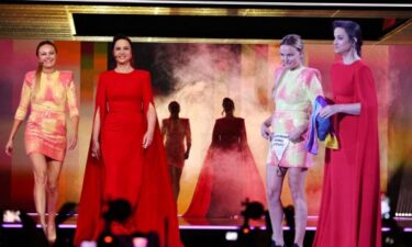 Slika od Tako različito, a tako laskavo: Voditeljice Eurosonga oduševile glamuroznim kombinacijama