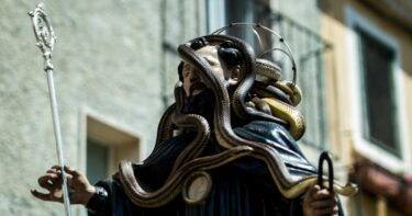 Slika od Talijani kip katoličkog sveca prekrili desecima zmija