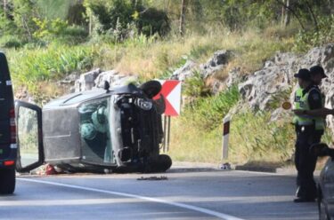 Slika od Teška nesreća na Jadranskoj magistrali: Automobil smrskan, prevrnuo se na bok. Jedna je osoba ozlijeđenaImage