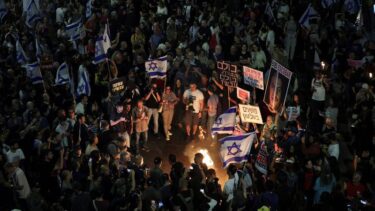 Slika od Tisuće na prosvjedu u Tel Avivu za dogovor o puštanju talaca. Tražili su i ostavku Netanyahua