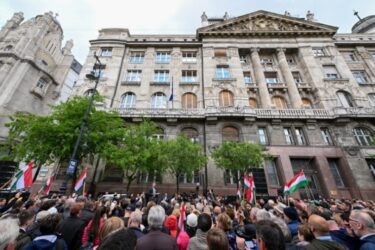 Slika od Tisuće prosvjeduju protiv Viktora Orbana u uporištu Fidesza