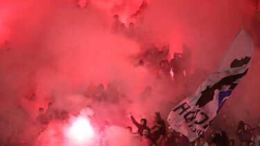 Slika od Torcida zatrpala teren bakljama i izazvala prekid, kapetani s Belom dogovorili kraj utakmice