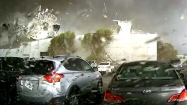 Slika od Tornado prešao preko zgrade i samljeo je kao od šale. Svi radnici u zgradi ostali živi!