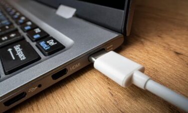 Slika od Treba li laptop biti stalno spojen na struju? Evo što o tome trebate znati