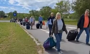 Slika od Turisti na Krku pješke vukli kofere s aerodroma zbog preskupog ulaza za autobuse