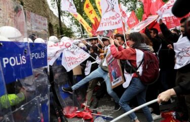 Slika od Turska policija suzavcem na povorku; u Grčkoj prosvjednici traže veće plaće