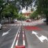 Slika od U Baštijanovoj ulici sužene prometne trake, postavljeni cestovni otoci i crvena polja