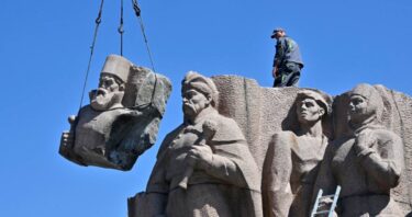 Slika od U Kijevu ruše spomenik koji slavi bliskost Rusije i Ukrajine