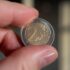 Slika od U opticaju su krivotvorene kovanice od dva eura, možete ih otkriti uz ovaj jednostavan test