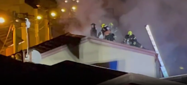 Slika od U sinoćnjem požaru izgorjela dva krovišta u Zagrebu. Vatrogasci ih prekrili ceradama