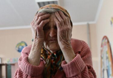 Slika od Ukrajinska baka (97) pred Rusima bježala pješice čak 10 sati. Dok čeka granate, Kijev gubi važna uporišta u Donjecku