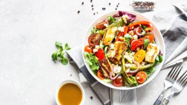 Slika od Ukusan proljetni obrok – salata s pečenim tikvicama i paprikom