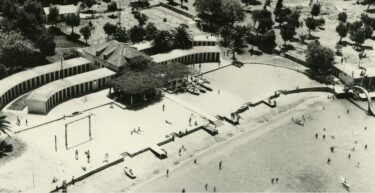 Slika od Uvala Sumratin iz ptičje perspektive: Nostalgični snimak Uvale otkriva kako je popularna plaža izgledala prije 65 ljeta