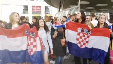 Slika od VIDEO Euforija ispred Arene u Malmöu! Maše se zastavama, pjeva se ‘Rim Tim Tagi Dim’