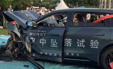 Slika od VIDEO Kineski proizvođač bacio auto s 32 metra, pogledajte snimku