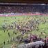 Slika od VIDEO Navijači utrčali na teren i započeli ludo slavlje. Onda ih je šokirao gol u 95.