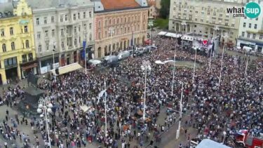 Slika od VIDEO Nevjerojatni prizori na Trgu. Pogledajte kako tisuće pjevaju i plešu uz Baby Lasagnu