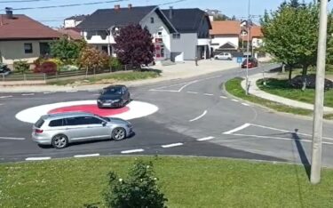 Slika od VIDEO: Novi kružni tok buni vozače, čak i voze preko njega