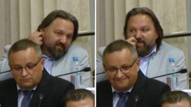 Slika od VIDEO Saborski ručak nije mu bio dosta? SDP-ovac Restović kopao iza uha pa – prst u usta
