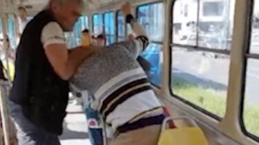 Slika od VIDEO Tramvaj pretvorili u ring: Potukli se stariji muškarci usred dana. Jedan završio u bolnici