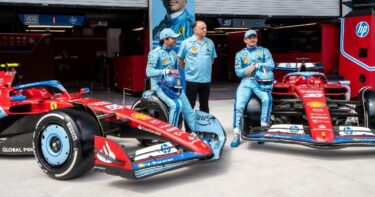 Slika od Vozači Ferrarija pred novinare došli u plavim, a ne crvenim uniformama. Evo zašto