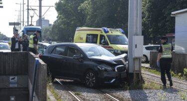 Slika od Vozaču u Zagrebu pozlilo u vožnji, umro je. Auto sletio na tramvajsku prugu