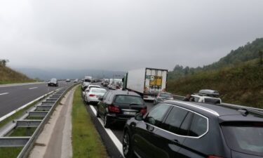 Slika od Zbog prevrnutog teretnog vozila obustavljen promet na DC1 u mjestu Broćanac