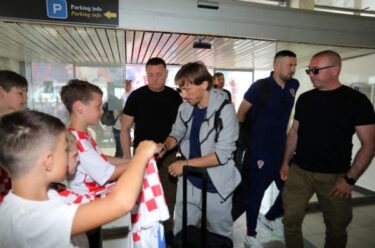 Slika od AJMO, VATRENI! Krčki aerodrom prepun navijača ispratio hrvatsku reprezentaciju u Portugal