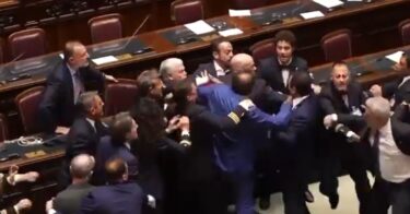 Slika od Ako ne ide milom, ide silom: Zastupnika izveli u kolicima iz parlamenta nakon rasprave