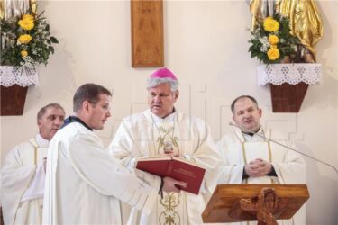 Slika od Biskup Košić blagoslovio obnovljenu crkvu u Maji