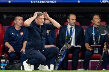 Slika od Burno je u svlačionici Srbije nakon novog debakla, igrači zaprepašteni potezom Stojkovića, kapetan ga prozvao
