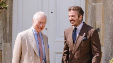 Slika od David Beckham posjetio kralja Charlesa: Nasmijano su pozirali i razgovarali o pčelarstvu…