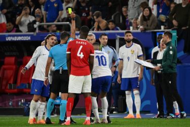 Slika od Francuzi se namučili protiv Austrije: Mbappe krvav napustio teren i zabrinuo navijače