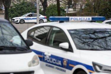 Slika od Grozota u Splitu: Mladić šipkom udario ženu i zlostavljao ju, policija ga traži