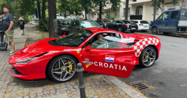 Slika od Hrvatski navijač u Berlin došao s Ferrarijem s kockicama: “U Osijeku sam ga napravio”