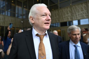 Slika od Julian Assange je slobodan čovjek: Američki sud odobrio nagodbu o priznanju krivnje