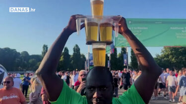 Slika od Kakav balans ovog gospodina: S devet čaša piva na glavi on može i boksati