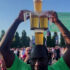 Slika od Kakav balans ovog gospodina: S devet čaša piva na glavi on može i boksati
