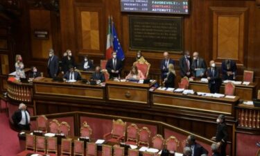 Slika od Kaos u talijanskom parlamentu: Zastupnik nakon tučnjave izveden u kolicima