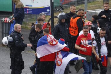 Slika od Kaos uoči utakmice Engleske i Srbije: Policija lovila sprske navijače, Englezi ih provocirali povicima ‘Albanija’