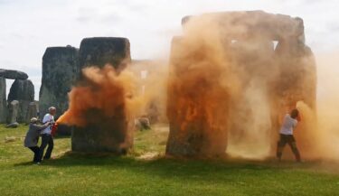Slika od Klimatski aktivisti bojom napali Stonehenge, drugi ih u očaju pokušali zaustaviti