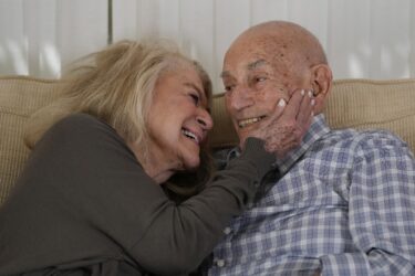 Slika od Ljubavna priča stogodišnjeg veterana i 96-godišnje zaručnice obišla svijet: ‘Obasjava život’