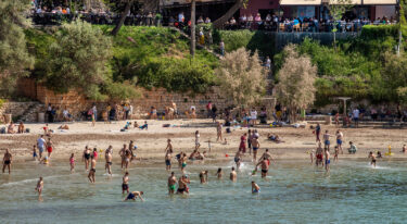 Slika od Lokalci su ogorčeni, a turisti bježe s hrvatske divne plaže: ‘Nesnosno, moramo otići’
