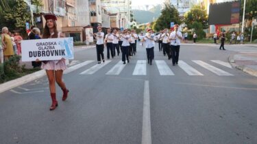 Slika od MANIFESTACIJA ‘VELIKI ŠUŠUR’ Gradska glazba Dubrovnik gostovala je u Tivtu