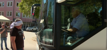 Slika od Miro Bulj zavezao oči ručnikom i stao pred autobus: ‘Svaki tjedan gori jedan’