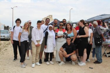 Slika od Mladi Francuzi upoznali Zadarsku županiju: vozili se na traktoru, plesali narodna kola, kušali vino i peku, posjetili Benkovački sajam…