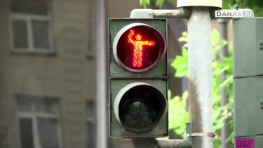 Slika od Njemačka u ludilu: Pješacima u Frankfurtu ‘dijele’ se crveni kartoni